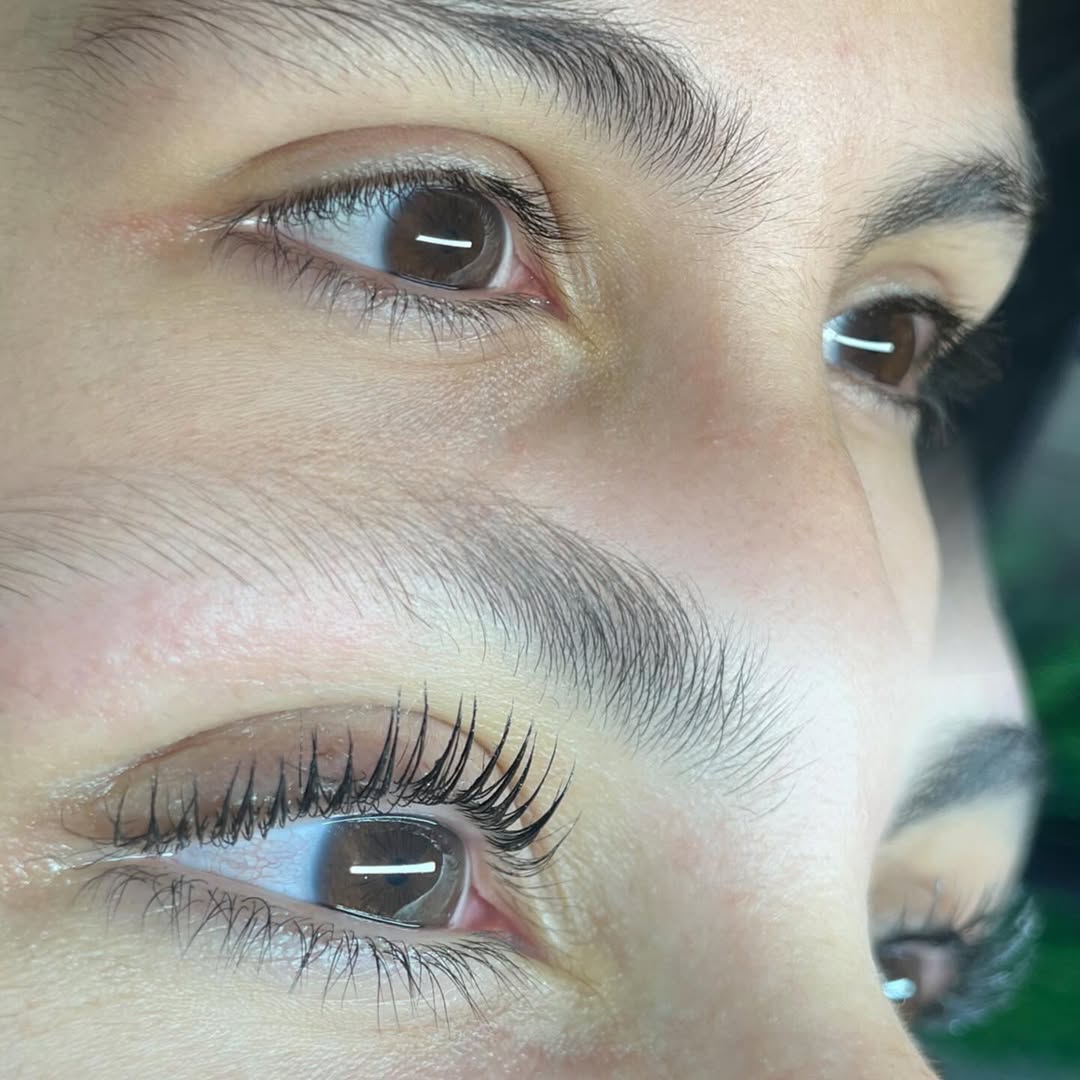 Design de Sobrancelhas - Antes e Depois